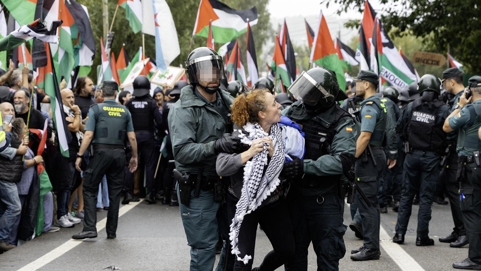 Cargas policiales, identificaciones y recorte de etapa en paso de la Vuelta por Pontevedra