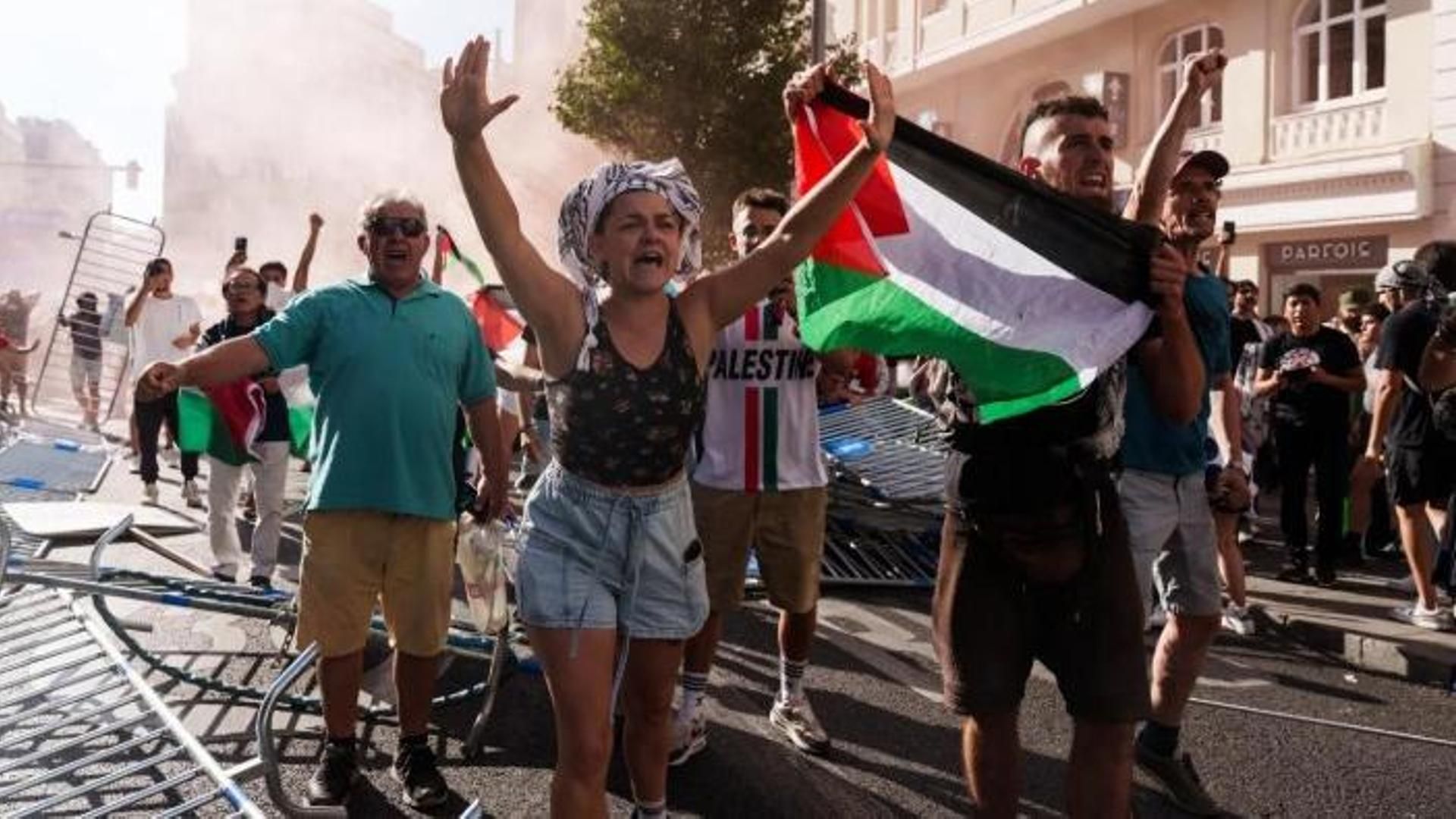 Cargas policiales y lanzamientos de vallas y botellas en la etapa final de La Vuelta por Madrid