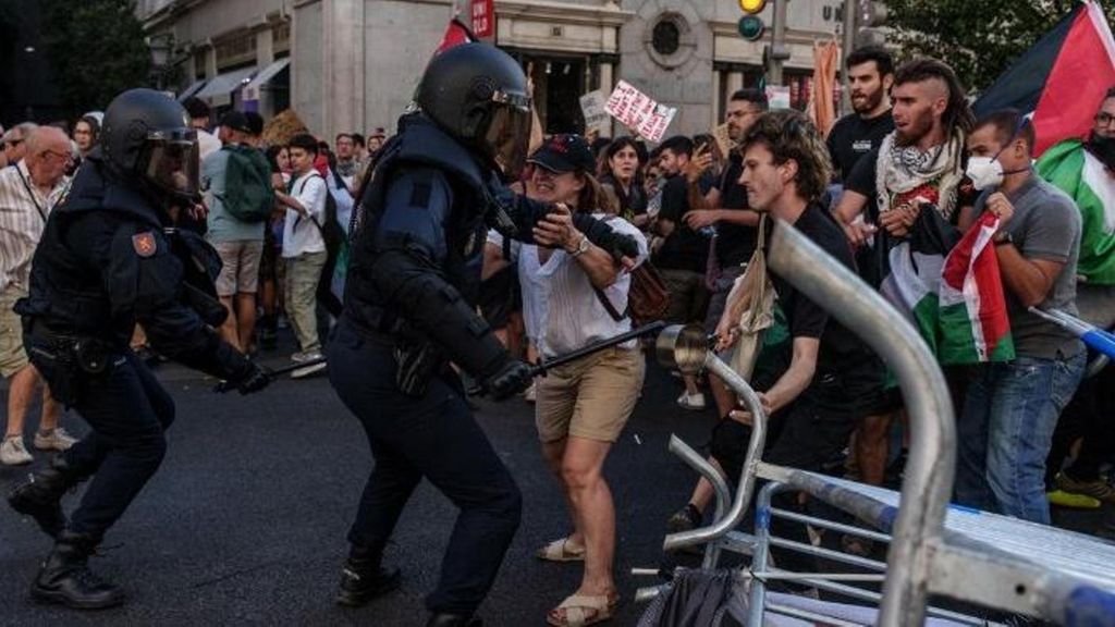 Cargas policiales y lanzamientos de vallas y botellas en la etapa final de La Vuelta por Madrid