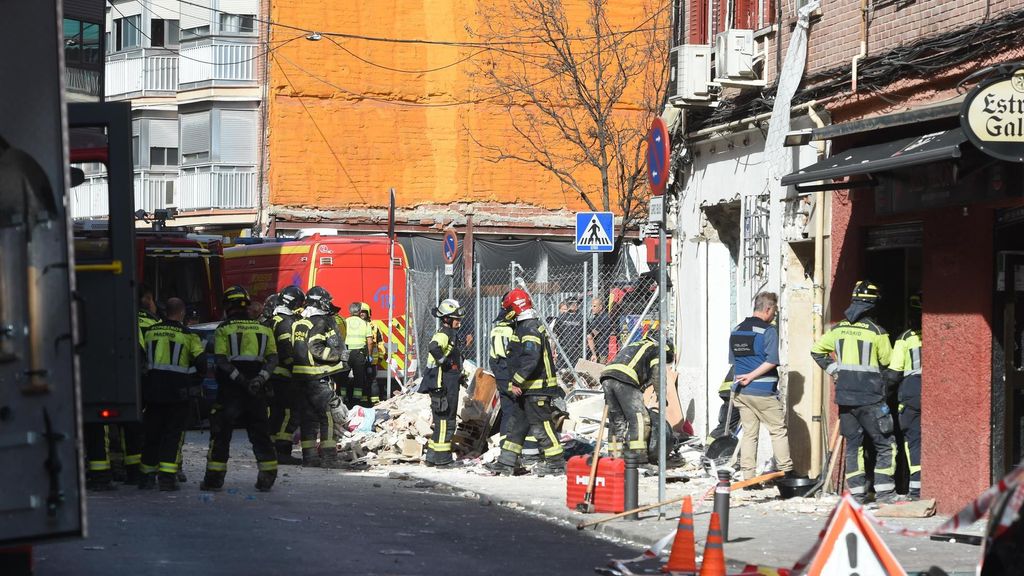 La búsqueda del hombre hallado muerto en el bar de Vallecas se reanudó de madrugada tras el aviso de su familia
