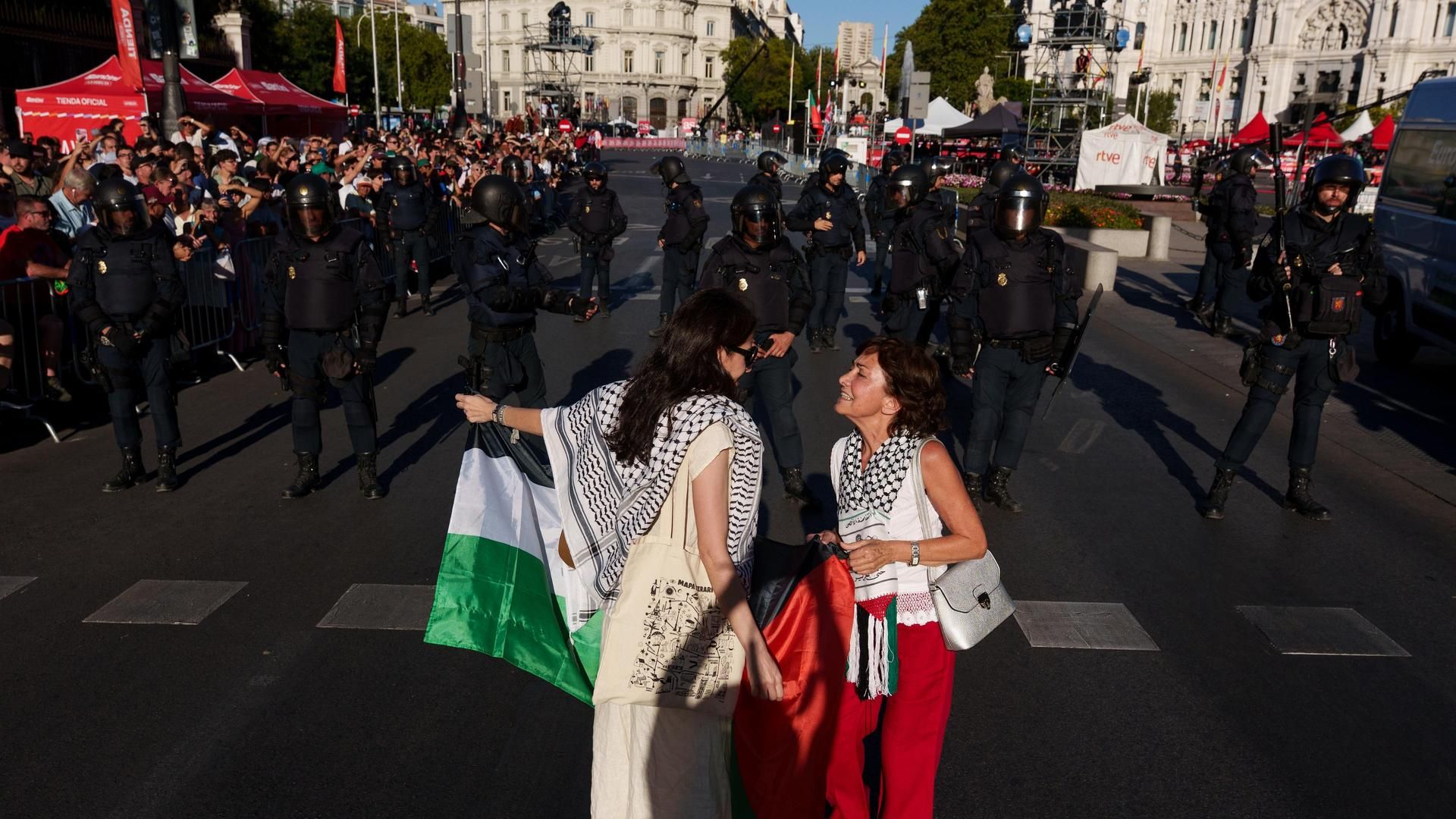 La prensa internacional reacciona a la cancelación de la Vuelta Ciclista por las revueltas propalestinas: "El caos reinó en las calles de Madrid"