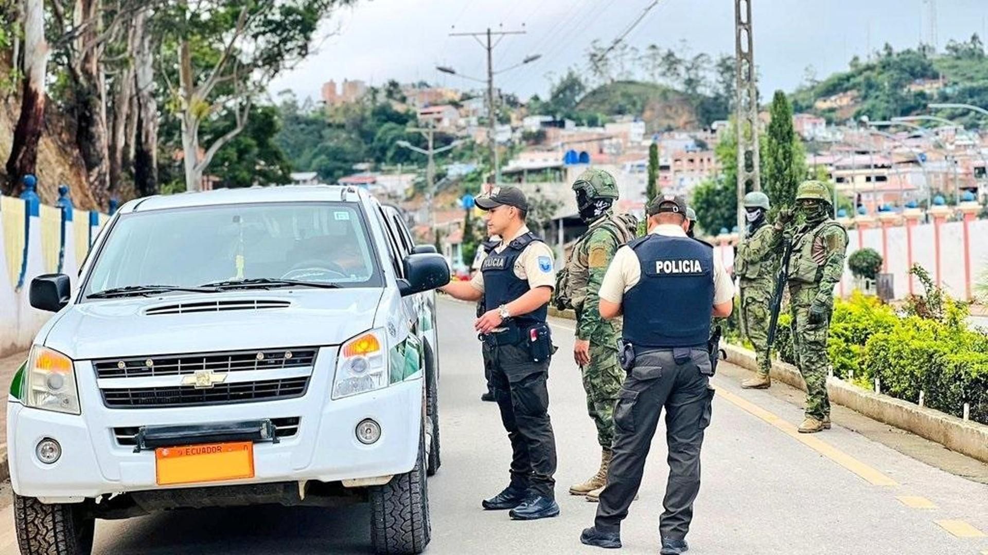 Las FFAA de Ecuador registran personas y vehículos en varios puntos del país para garantizar la seguridad