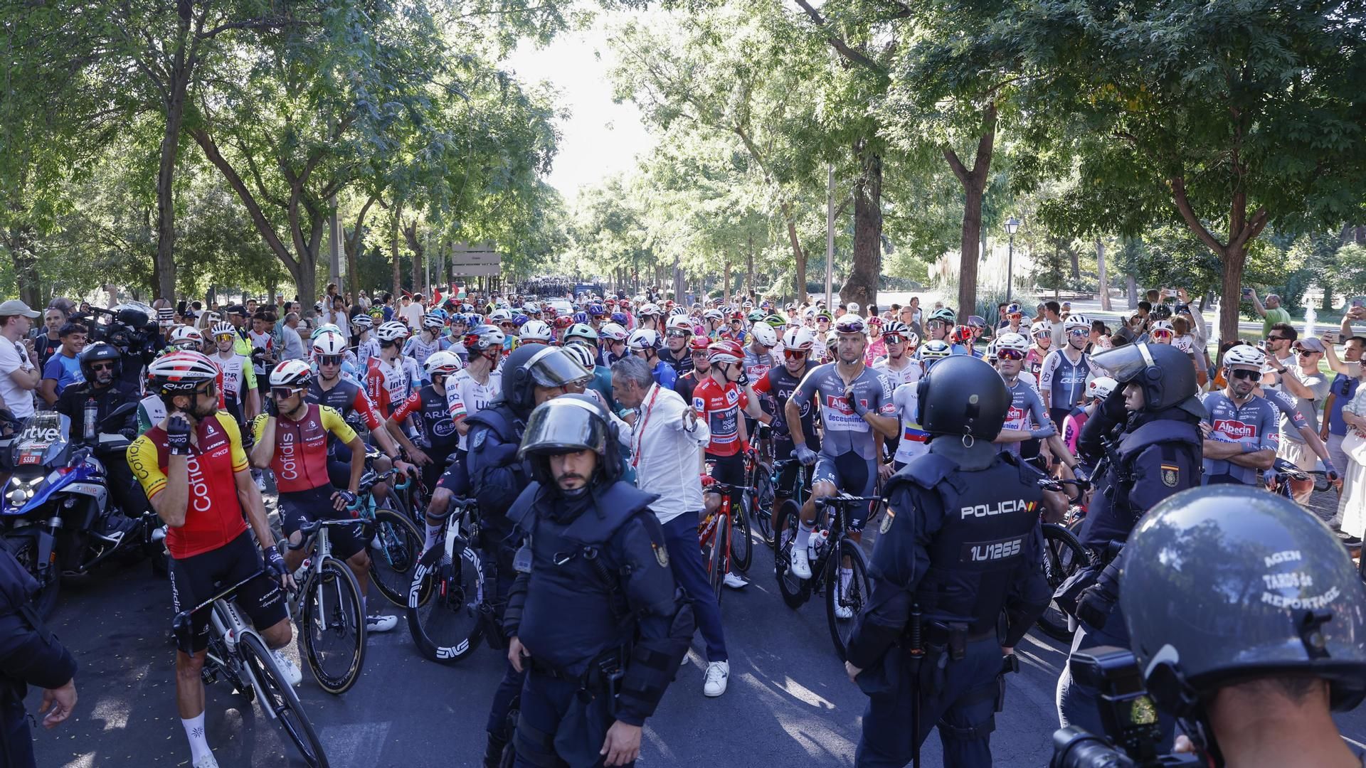 Las manifestaciones propalestinas cortan el recorrido de la Vuelta en el centro de Madrid