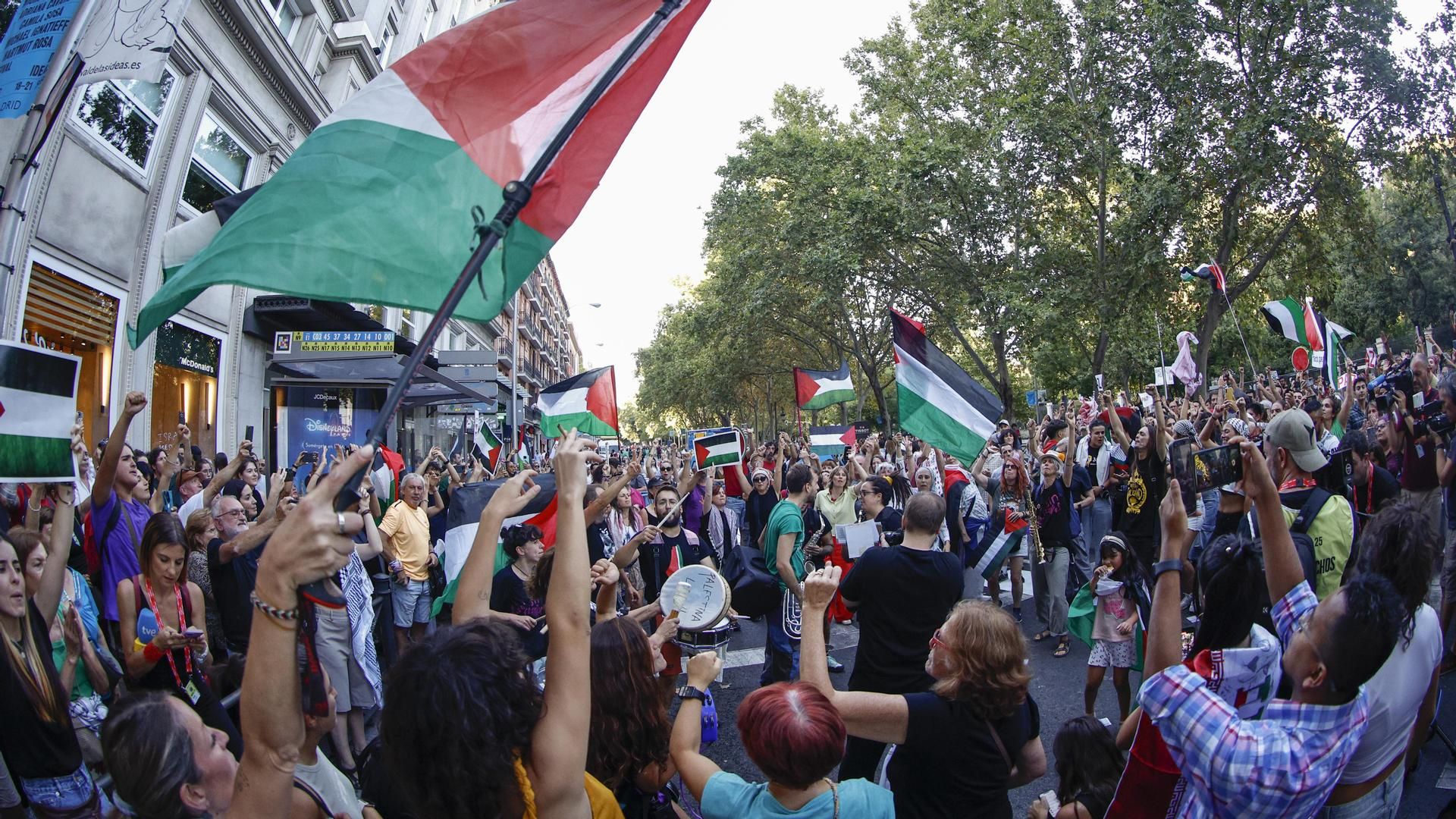 Las manifestaciones propalestinas cortan el recorrido de la Vuelta en el centro de Madrid