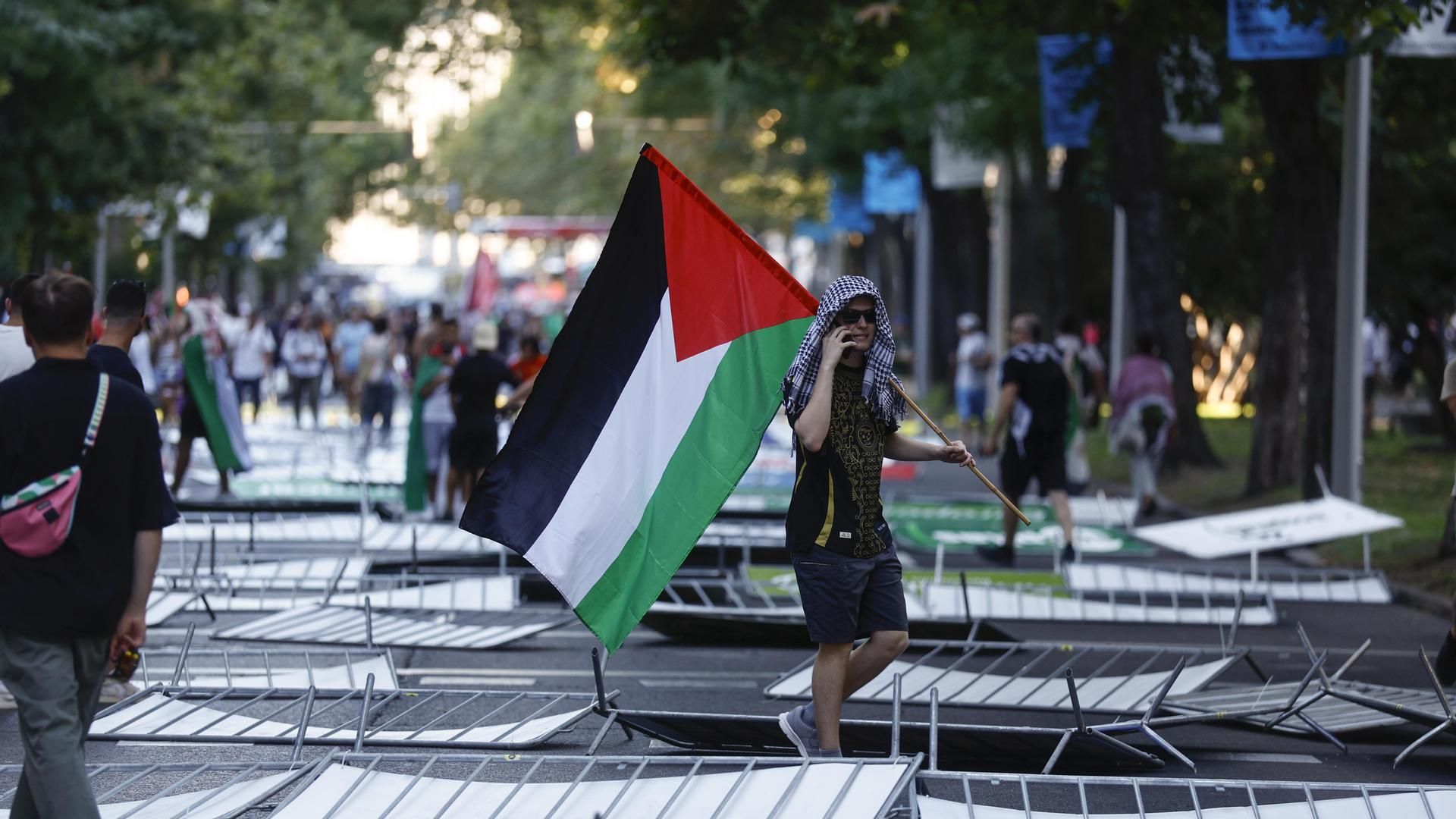 Las manifestaciones propalestinas cortan el recorrido de la Vuelta en el centro de Madrid