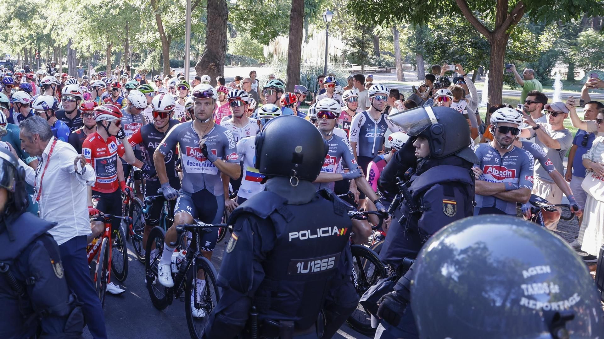 Las manifestaciones propalestinas cortan el recorrido de la Vuelta en el centro de Madrid
