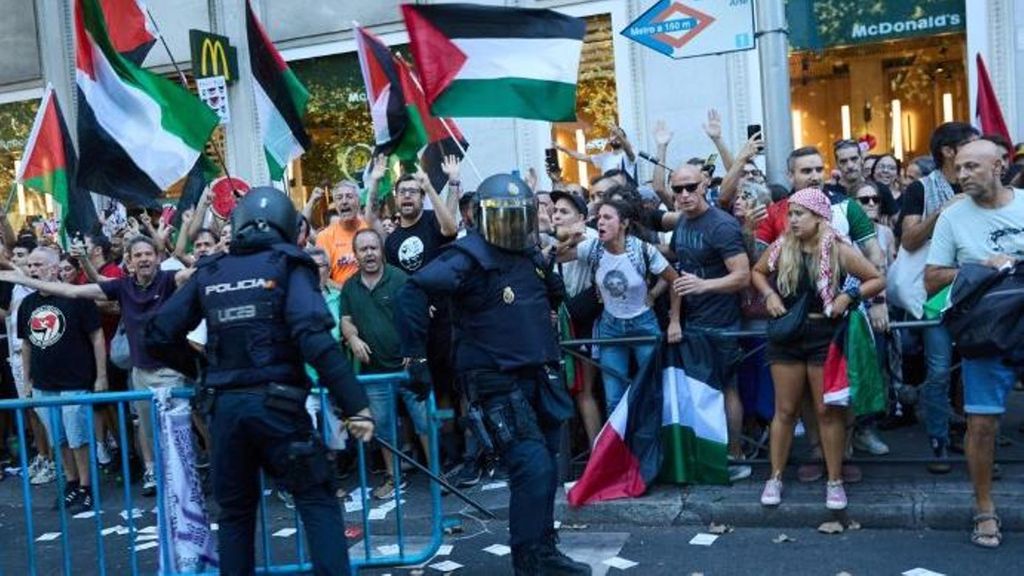 Los incidentes en el final de La Vuelta dejan 22 policías heridos y dos detenidos