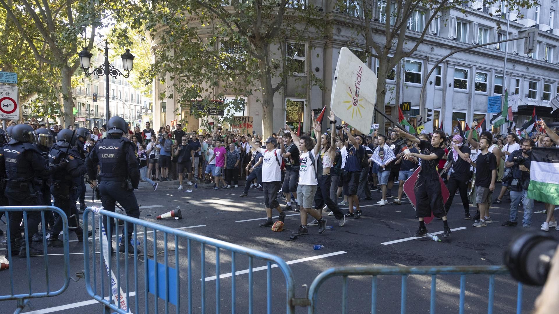 Los manifestantes propalestinos cortan el recorrido de los ciclistas en el Paseo del Prado