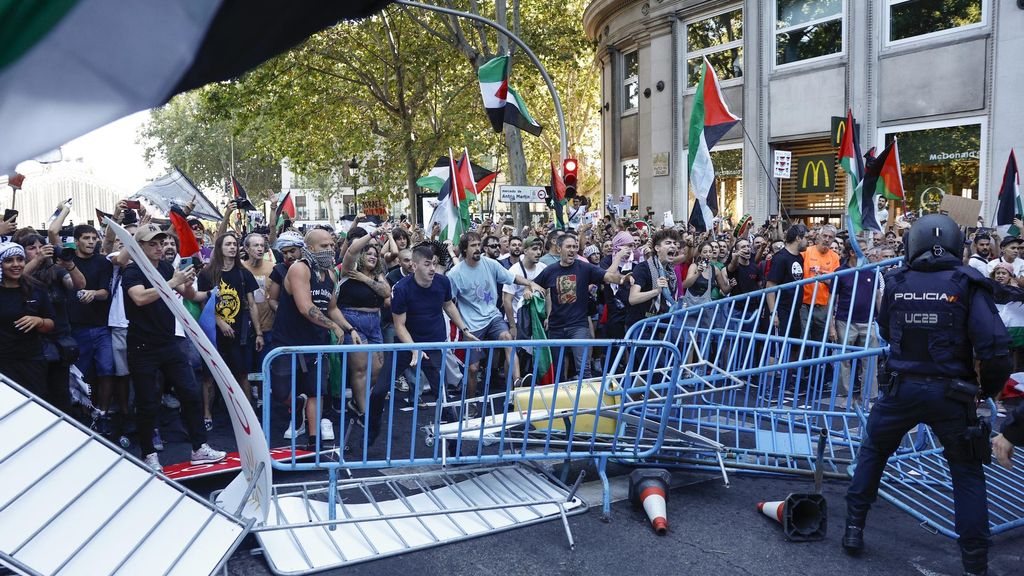 Las imágenes de la última etapa de la Vuelta a España en Madrid: cargas policiales y lanzamientos de vallas y botellas