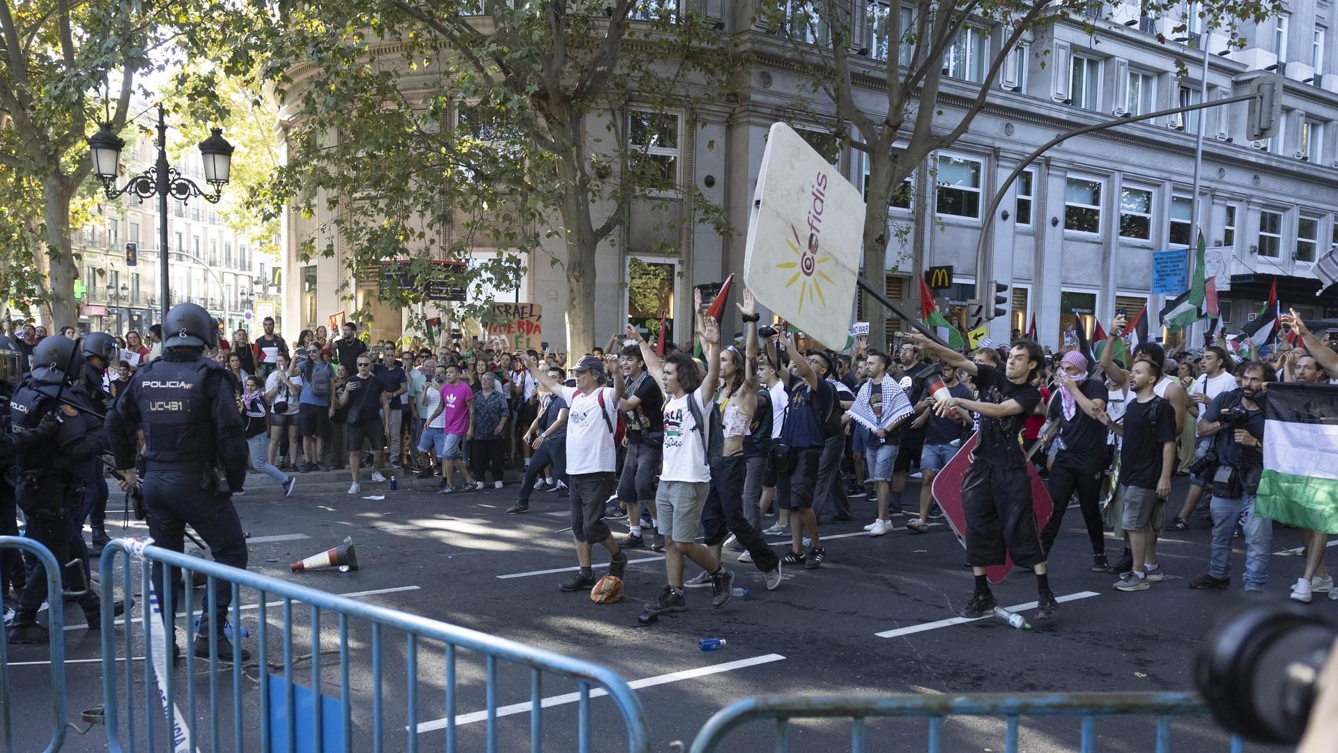 Los manifestantes propalestinos cortan el recorrido de los ciclistas en el Paseo del Prado