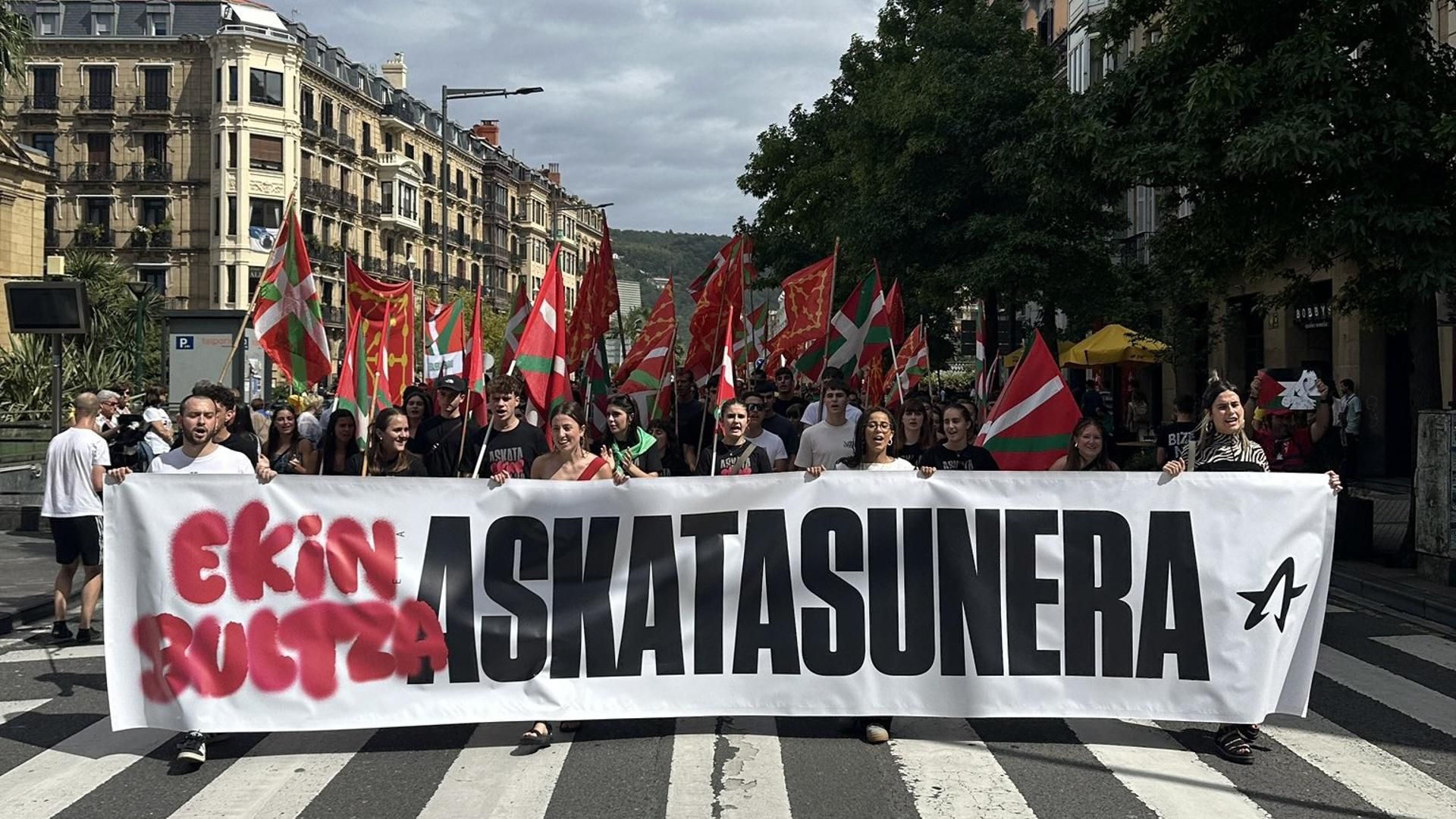 Manifestación independentista de la organización juvenil Ernai