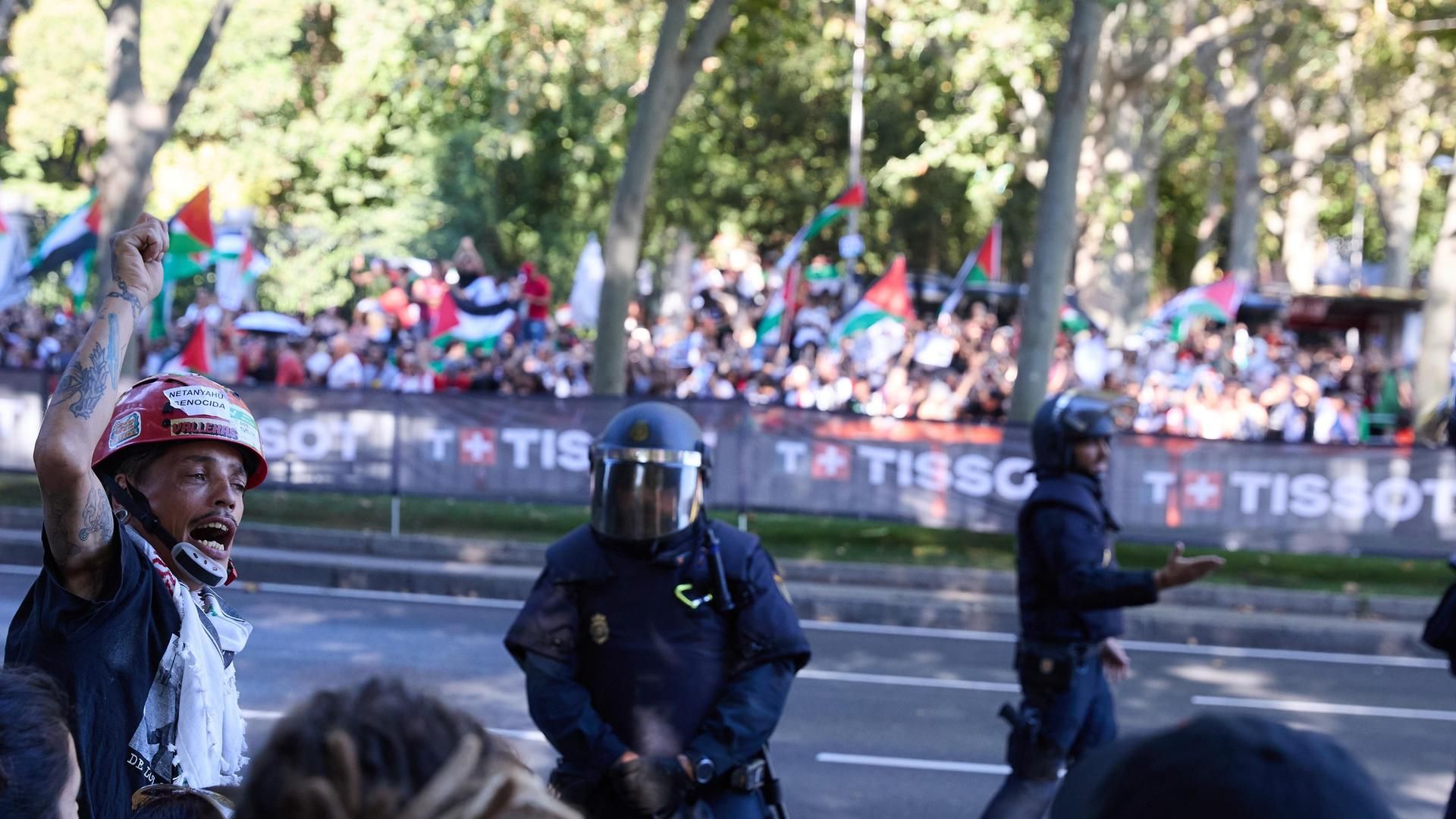 Portestas propalestinas en la Vuelta Ciclista en Madrid