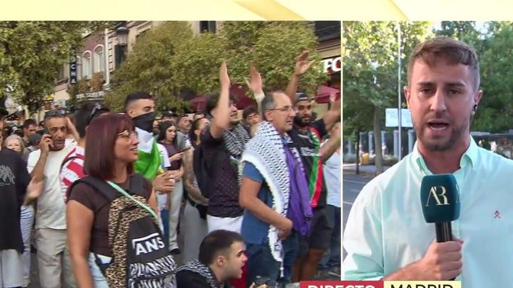 Un reportero de 'El programa de Ana Rosa', increpado en las protestas de La Vuelta