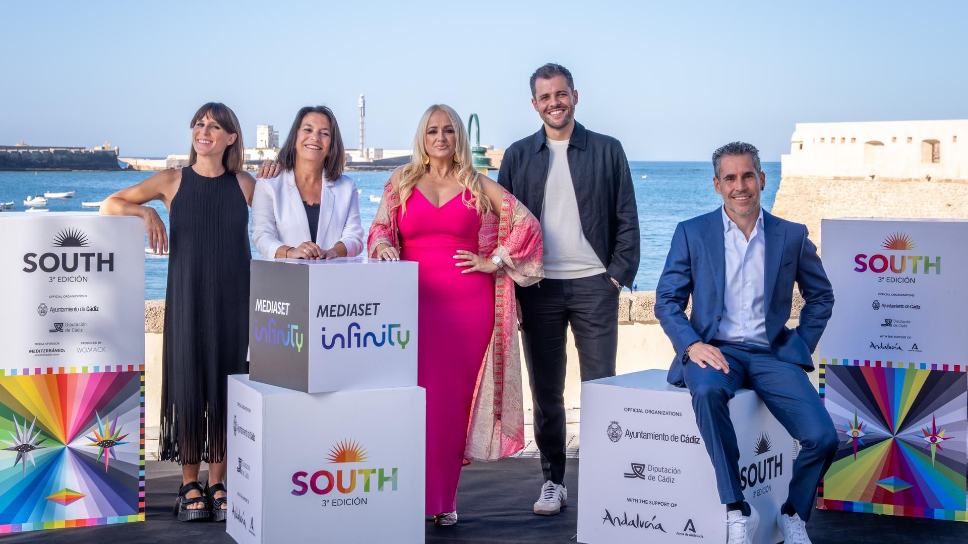 Clara Gavilán y Ana Bueno, de Mediaset España, La Húngara, Víctor Corrales, de LyoMedia, y el director, Jorge Alonso