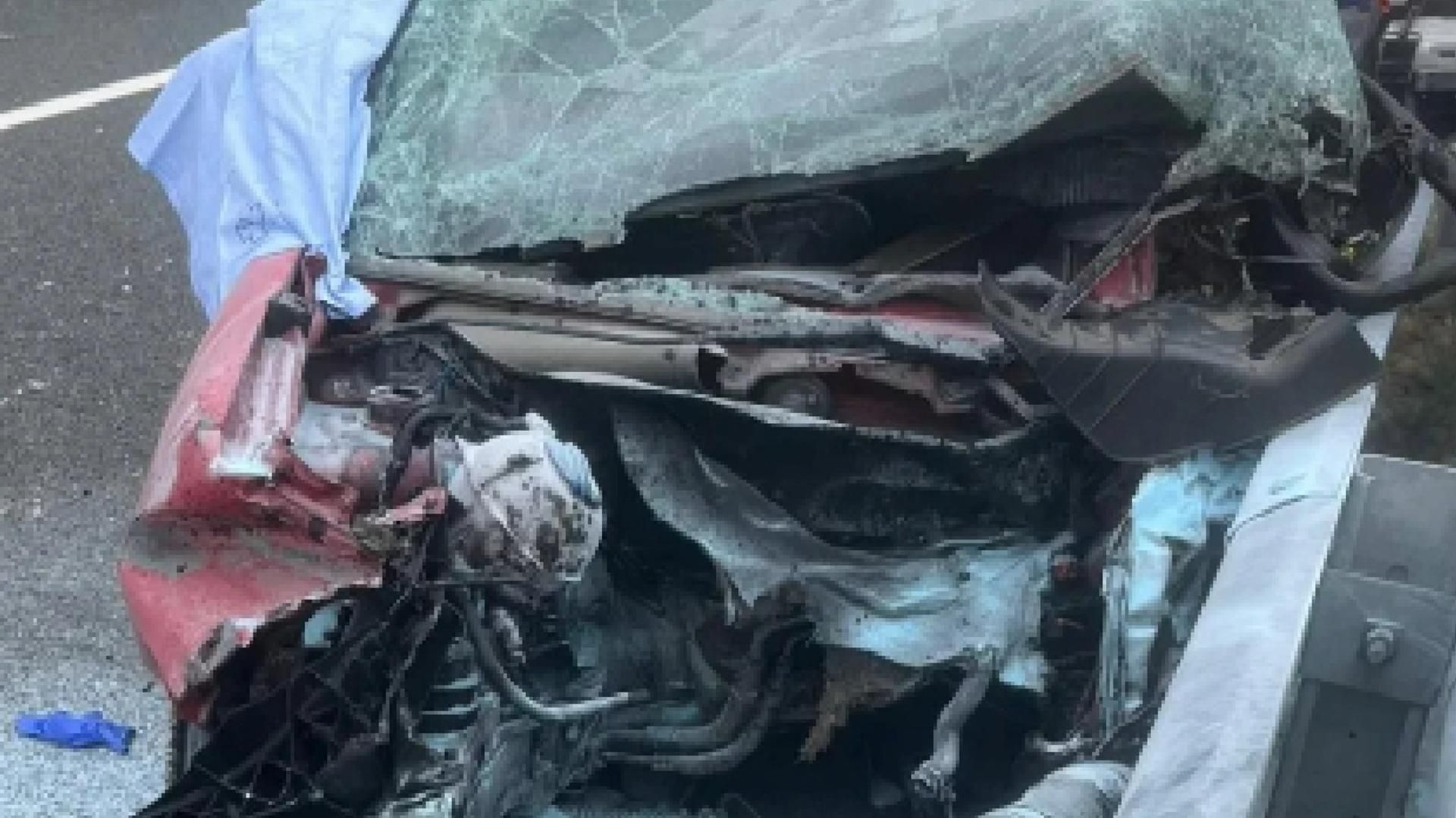 Coche destrozado tras chocar con la mediana en El Pino, A Coruña