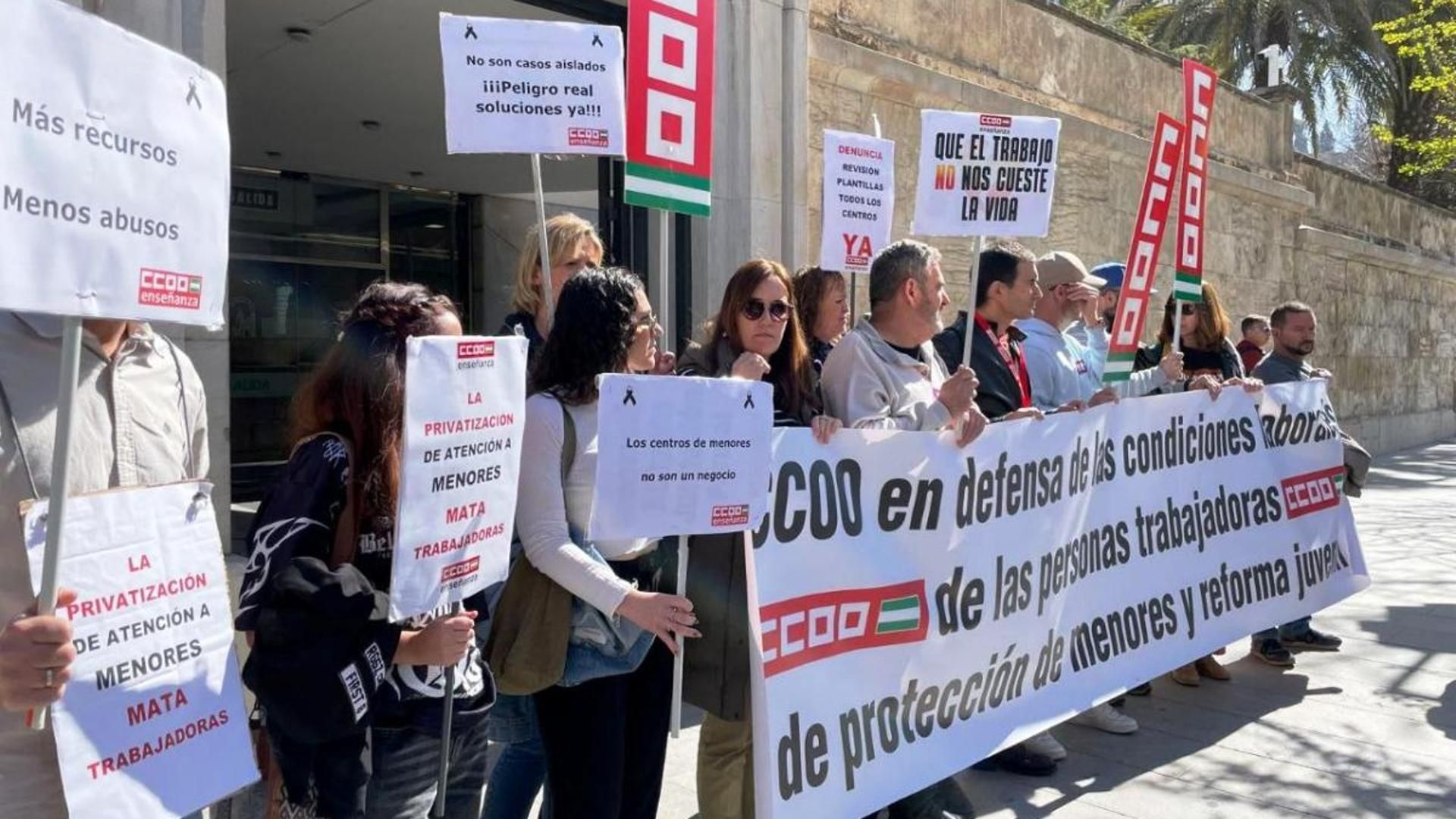 Concentración para pedir mejoras en condiciones laborales en centros de menores