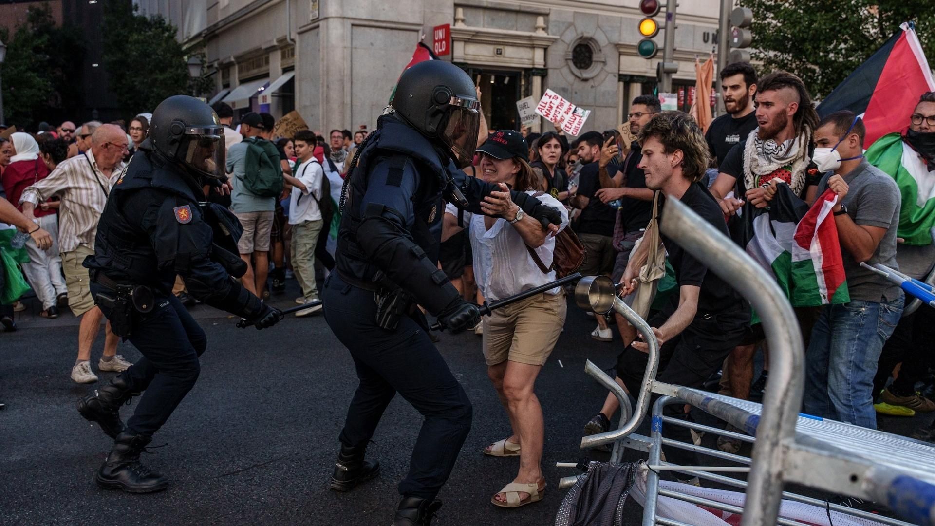 Cronología del boicot a la Vuelta a España en Madrid: cargas policiales, barricadas, dos detenidos y 22 agentes heridos