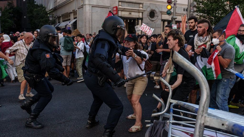 Cronología del boicot a la Vuelta a España en Madrid: cargas policiales, barricadas, dos detenidos y 22 agentes heridos