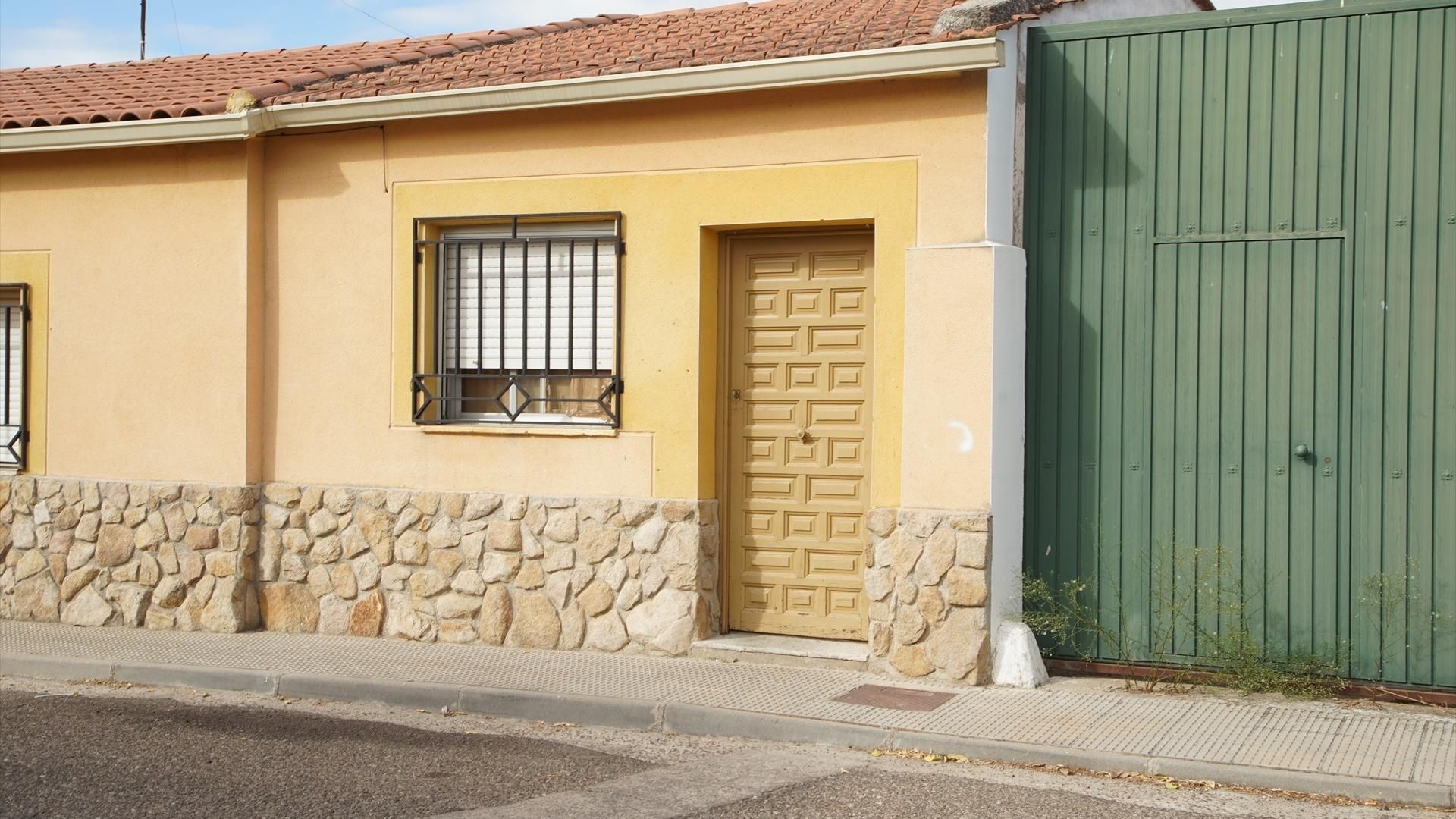 Fachada de la vivienda donde fue hallado el feto sin vida en un congelador en Alberche, Toledo