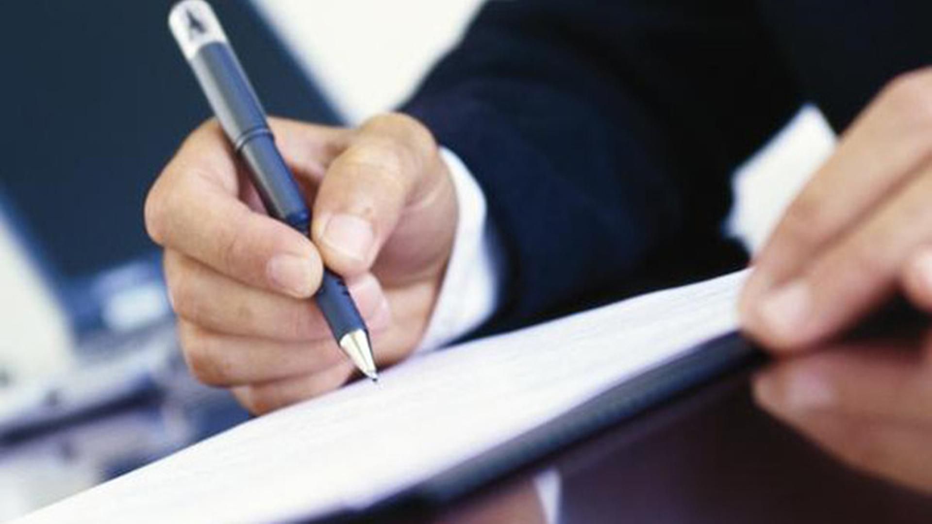 Hombre firmando un contrato