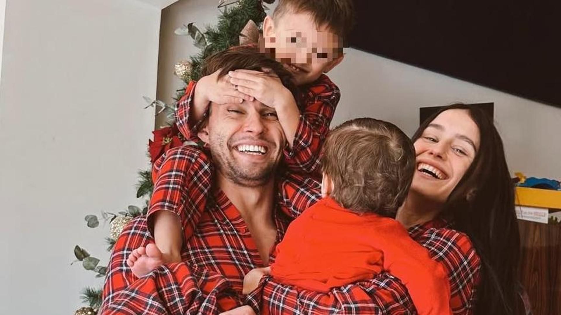 Javier Tudela y Marina Romero con sus dos hijos