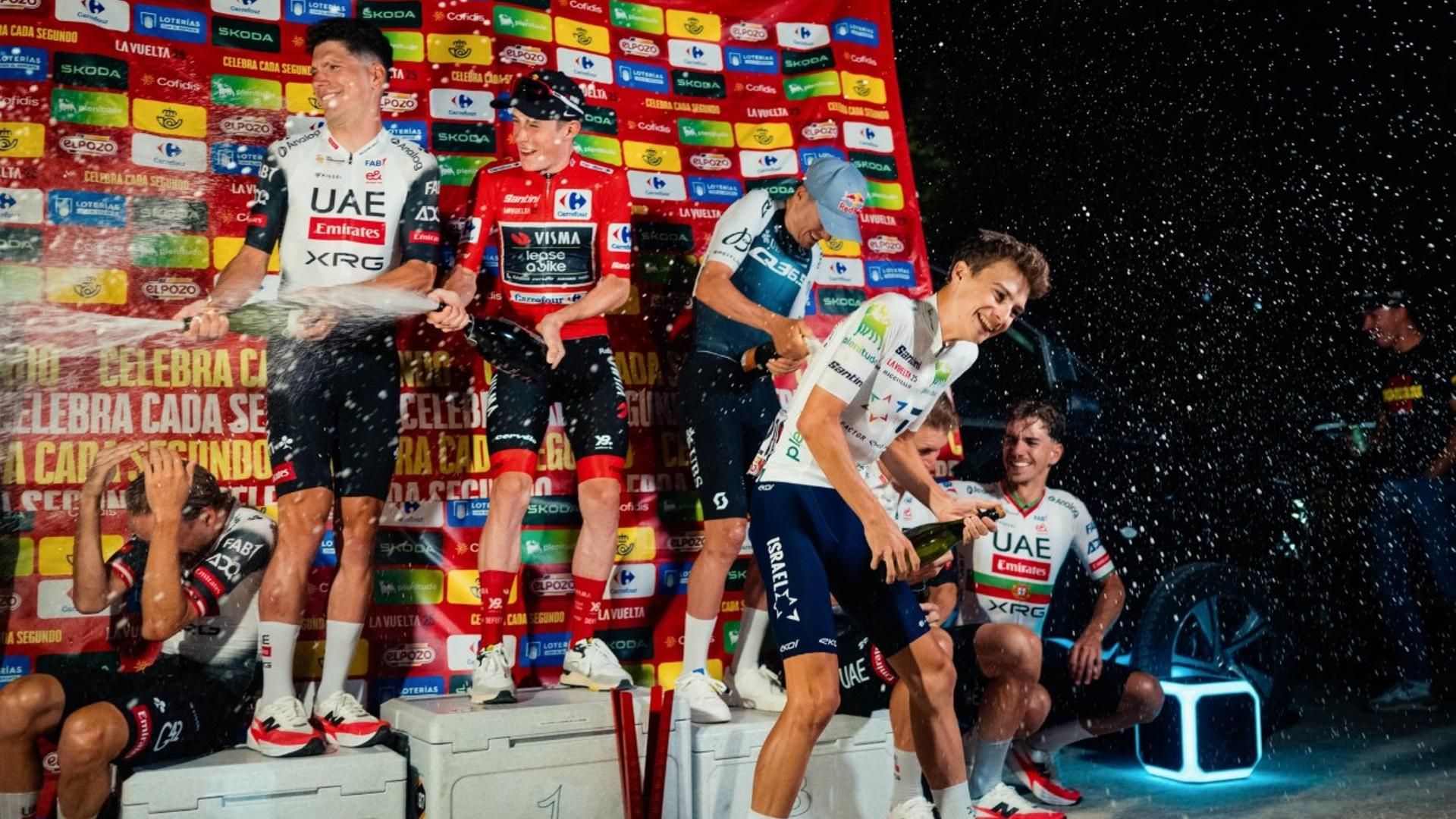 Jonas Vingegaard,  Almeida y el resto de triunfadores en La Vuelta en el podio improvisado