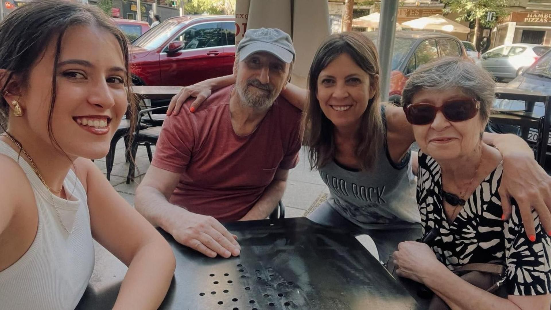 José Luis Gil reaparece en público junto a su familia