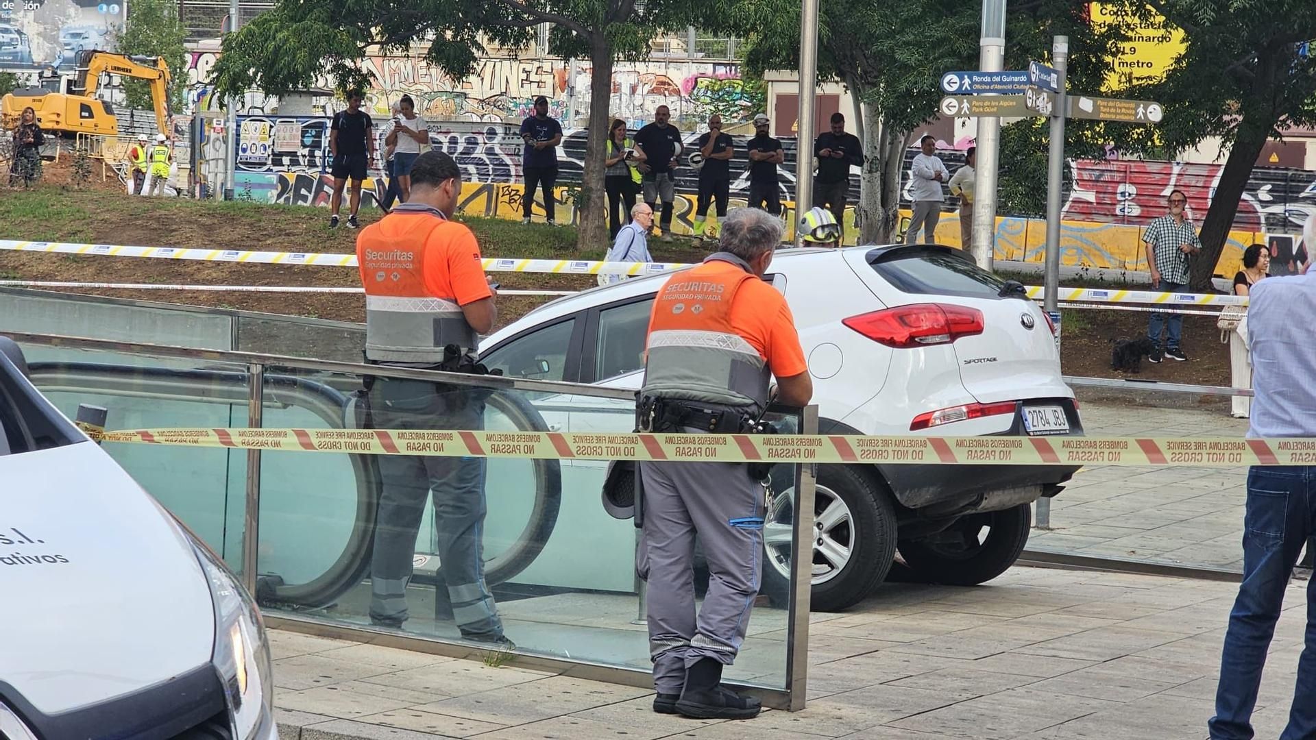 La confusión de un conductor en Barcelona: deja el coche encallado en la boca de una estación de metro