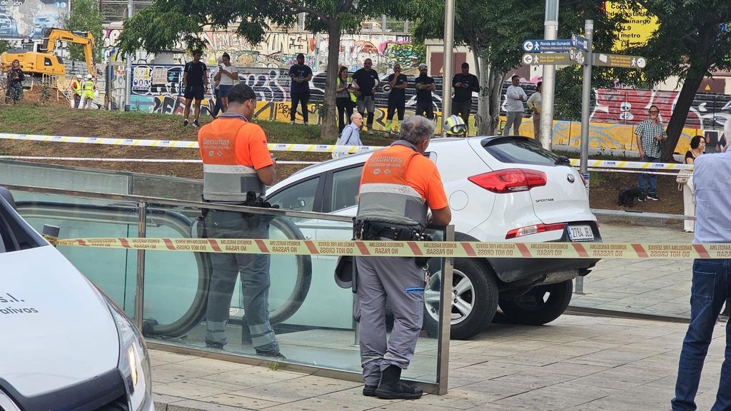 La confusión de un conductor en Barcelona: deja el coche encallado en la boca de una estación de metro