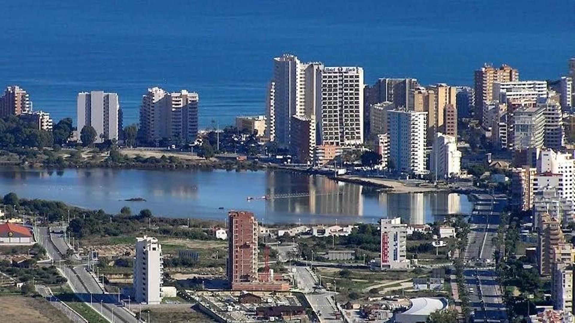 La Guardia Civil investiga la muerte de una niña tras caer de un quinto piso en Calpe