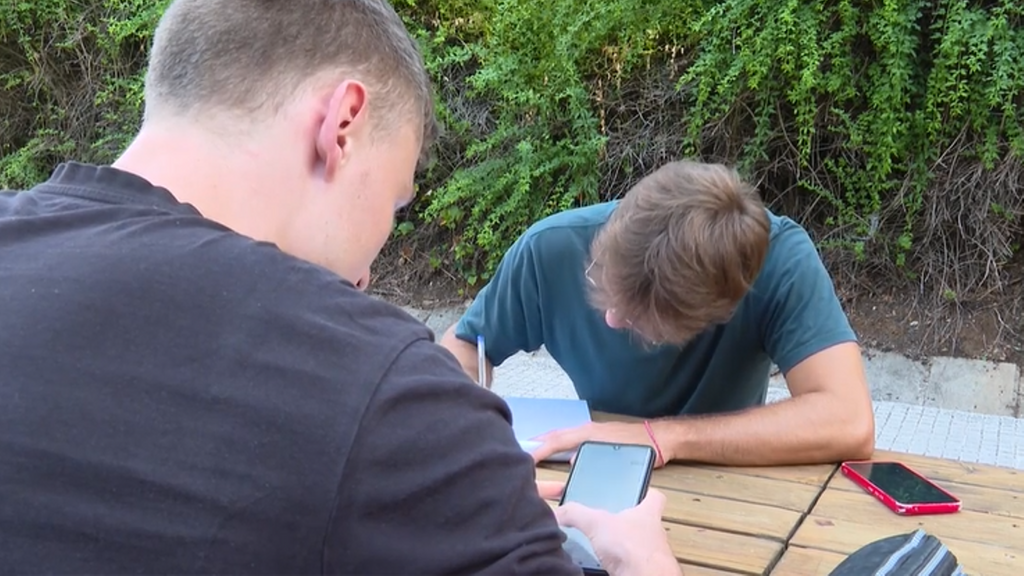 Los jóvenes prefieren Chat GPT: las universidades cambian sus métodos para evitar trabajos hechos con IA