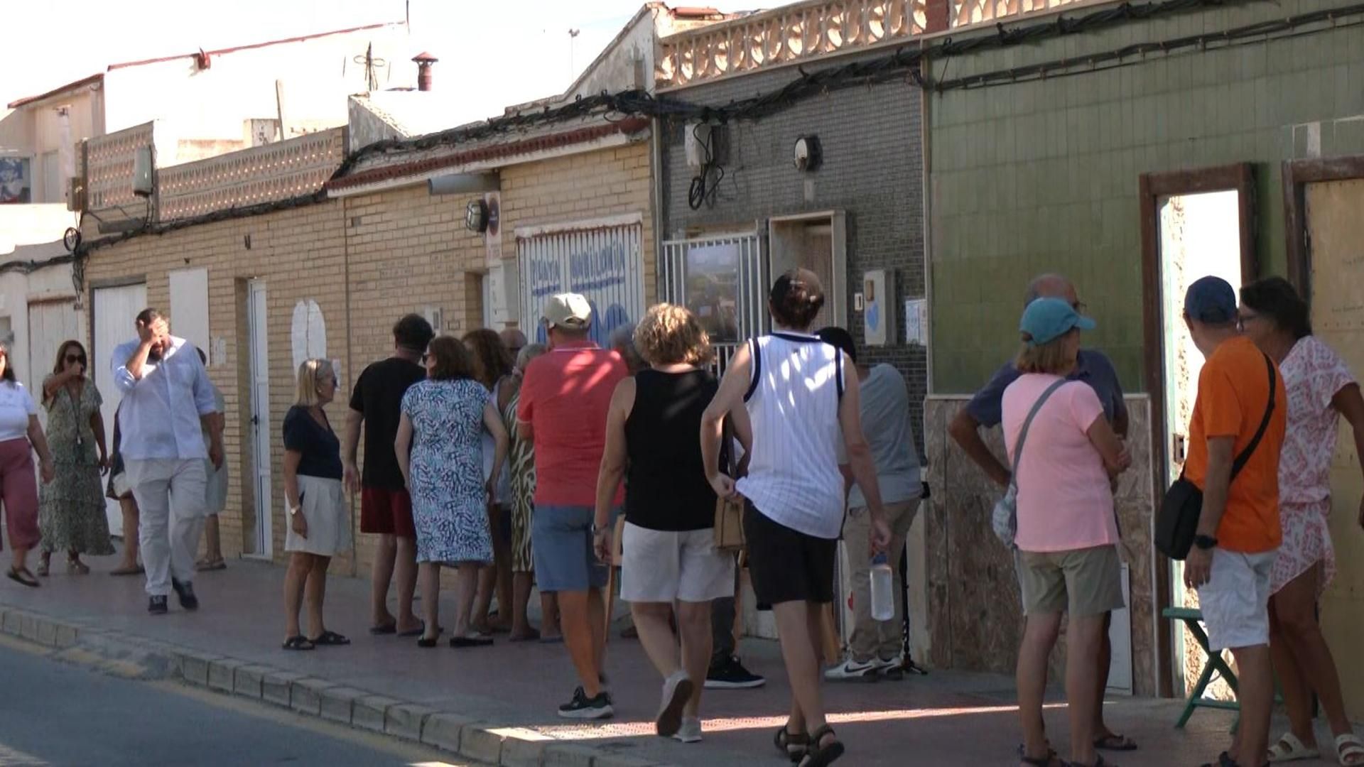 Los vecinos se han concentrado junto a sus casas en Playa Babilonia