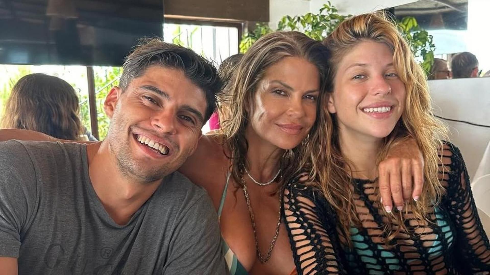 Makoke junto a sus hijos, Javier Tudela y Anita Matamoros