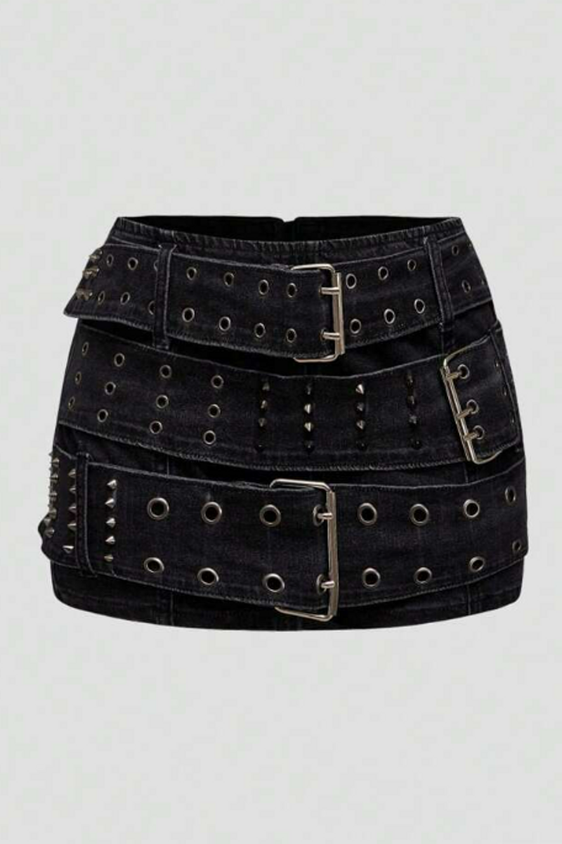 Minifalda negra con agujeros, de estilo similar a la que ha lucido Alejandra Rubio