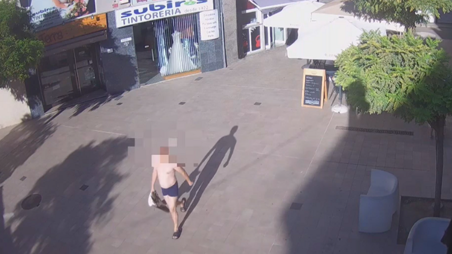 Multan a un hombre por pasear "sin ropa adecuada"