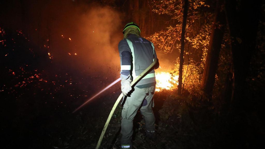 El fuego no da tregua a Galicia: cinco brigadistas heridos graves en un incendio forestal en Barreiros, Lugo