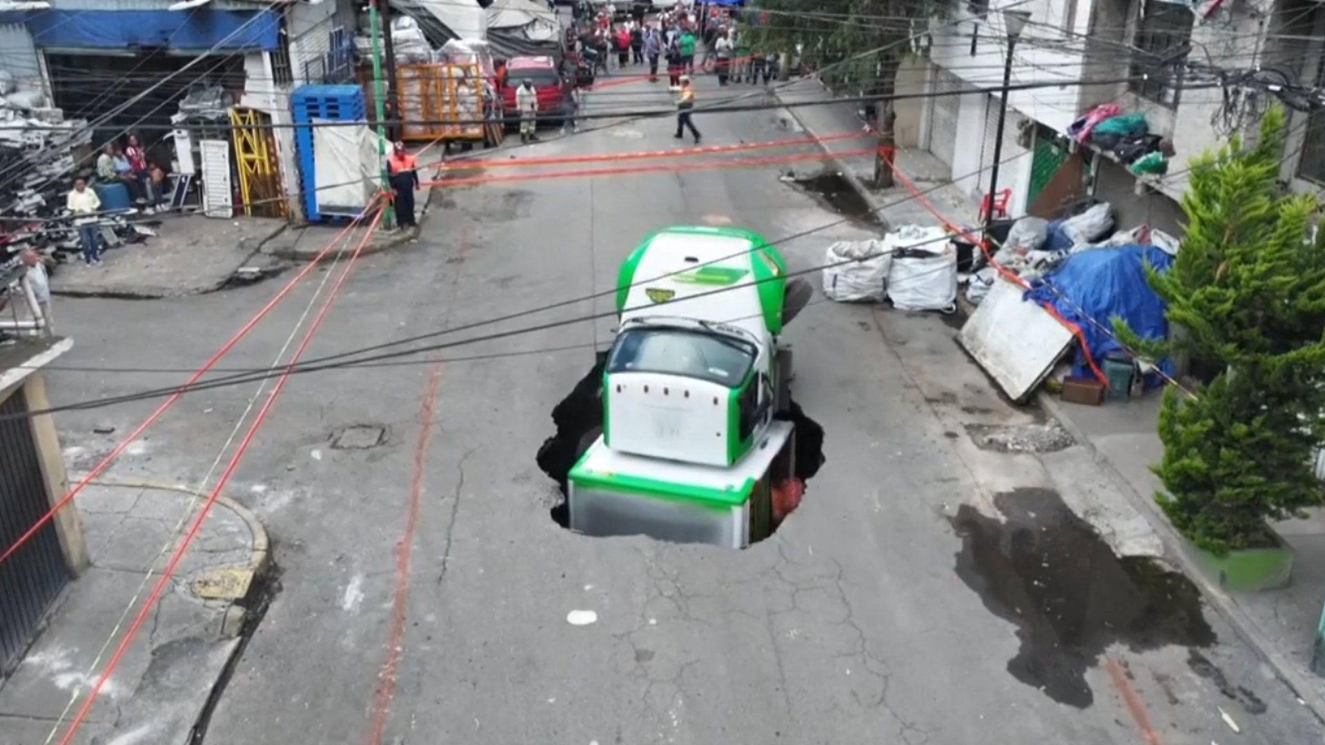 Un camión cae en un socavón