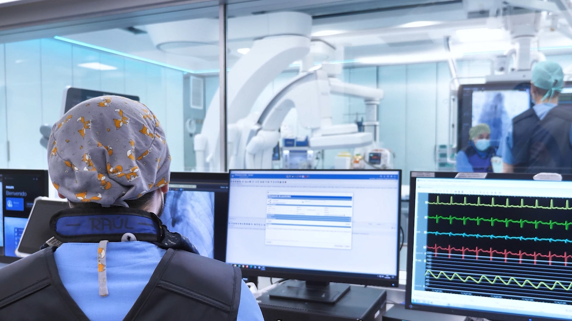 Un trabajador con protección para las radiaciones en una de las salas contiguas a la Sala Zero