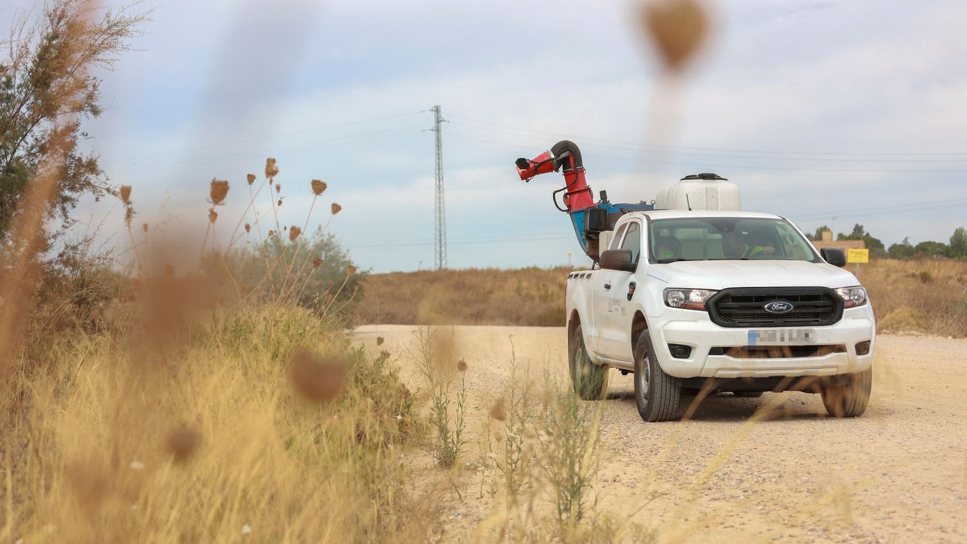 Un vehículo fumiga las zonas en las que vive el mosquito transmisor de la fiebre del virus del Nilo