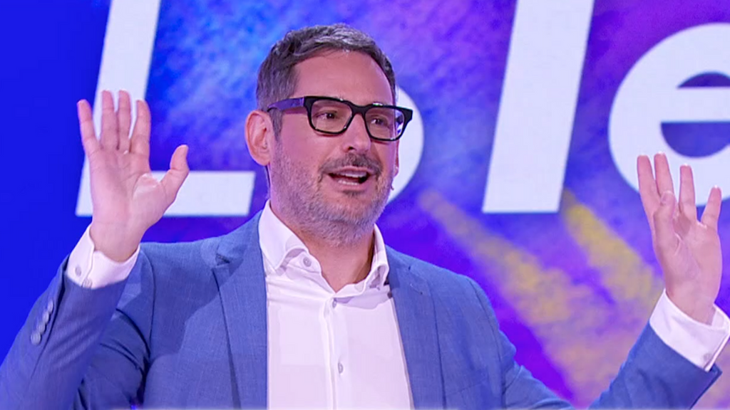 Una historia de Eugeni Alemany en las playas de Cullera desata las risas en 'Agárrate al sillón': "Tuvieron que prohibirlo"