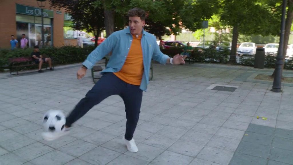 Xuso Jones se atreve con el fútbol y da 'show' en pleno Carabanchel: "¡Vamos a hacer competición de toques!"