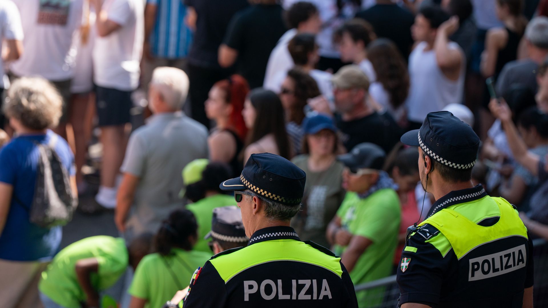 Agentes de la Policía Local encontraron al sospechoso debajo de un coche en una calle cercana