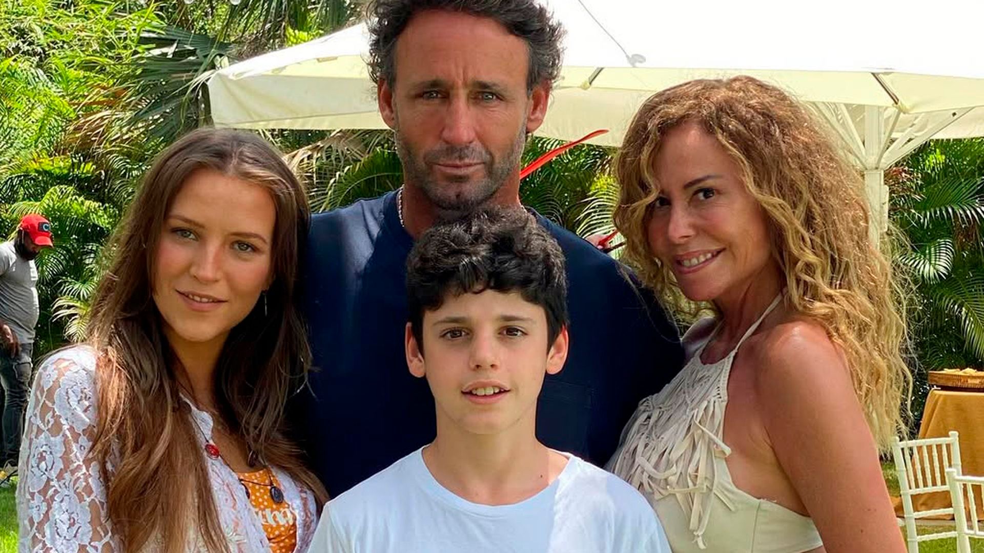 Álvaro Muñoz Escassi, sus hijos Anna y Álvaro, y Lara Dibildos