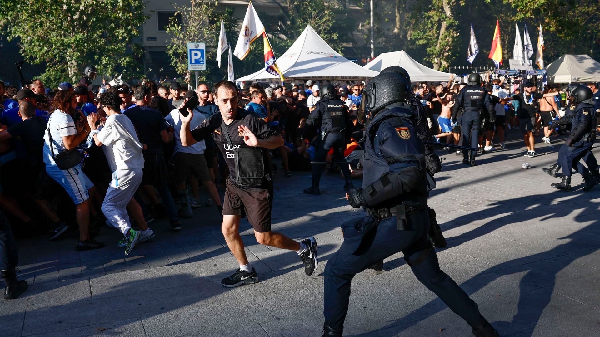 Cargas en la previa entre el Real Madrid y el Olympique de Marsella