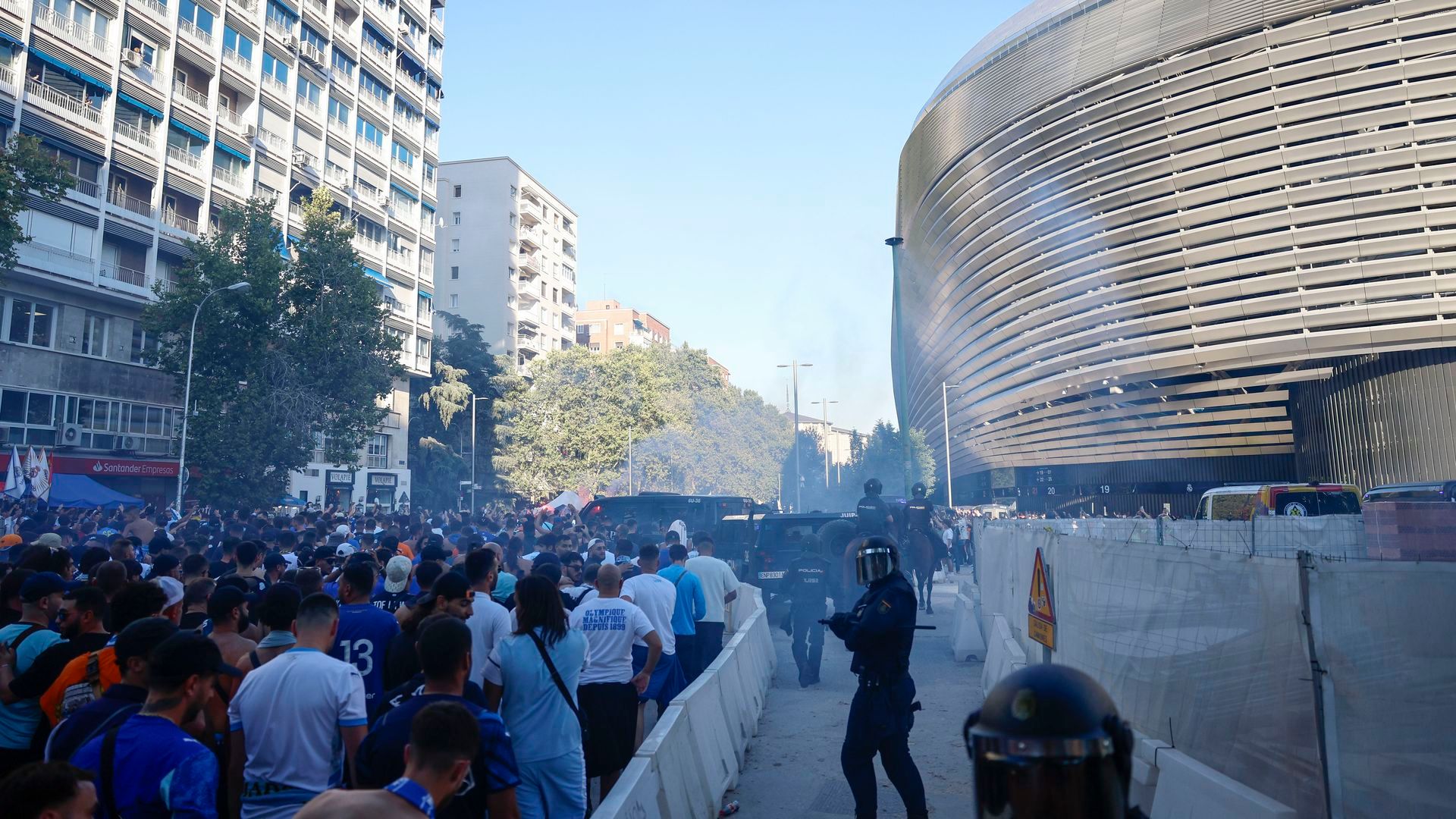 Cargas policiales en Madrid en la previa de la Champions League en el Santiago Bernabéu