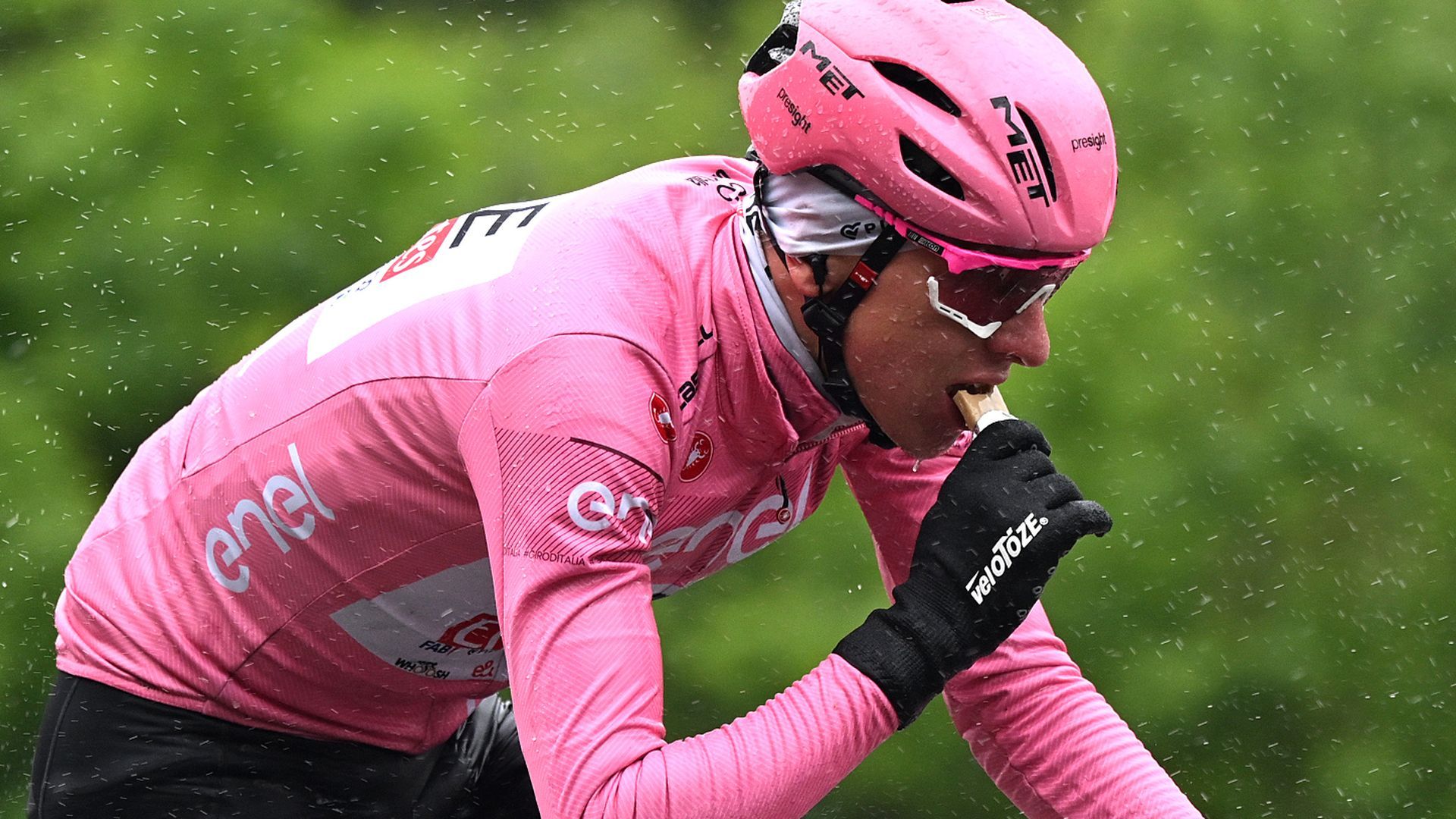 Ciclista alimentándose