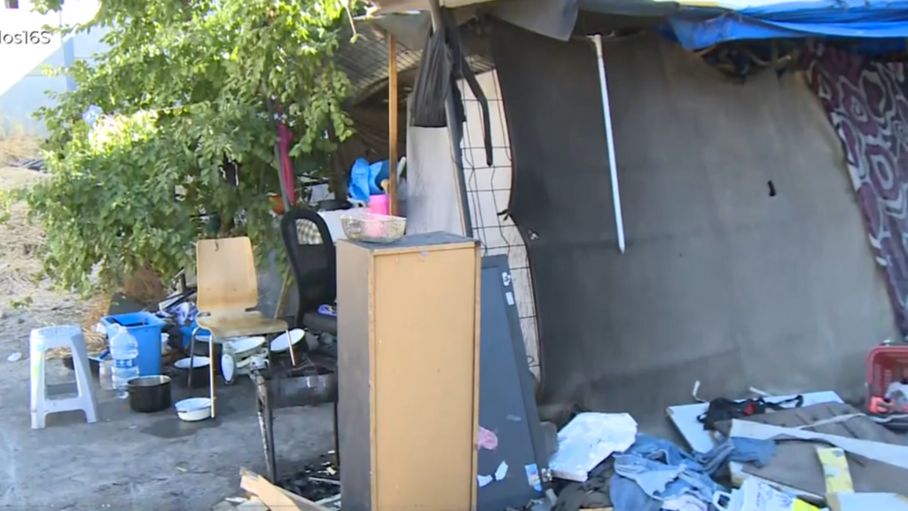 Descubrimos un nido de okupas traficantes y violentos en Vallecas, Madrid: "Es un narco solar lleno de roedores"