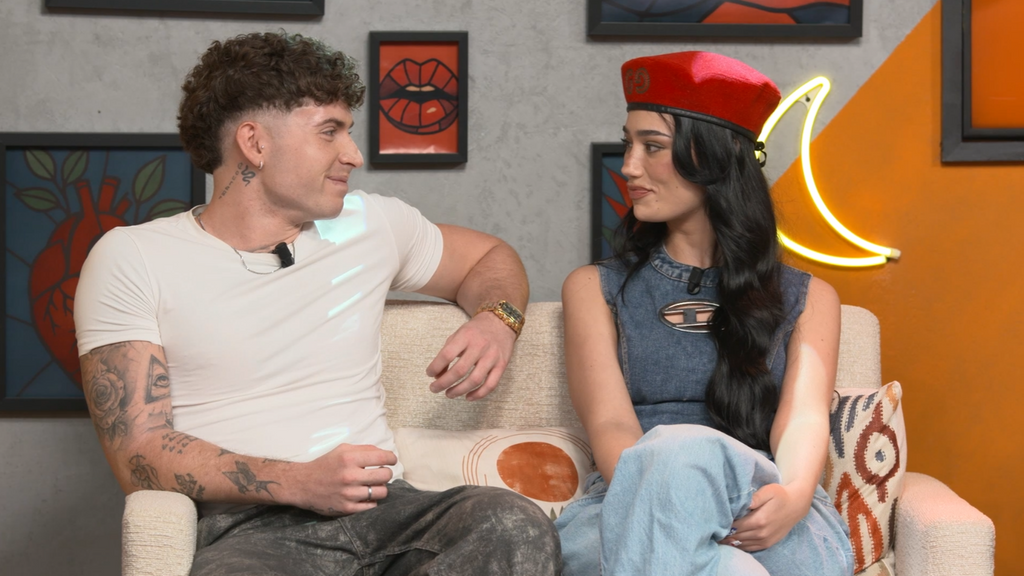 La química entre los solteros inconquistables desata los celos de sus conquistadores: "¿Nunca le has tirado la caña?"