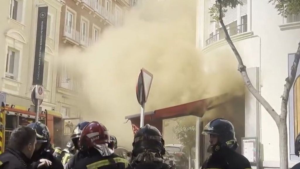 Dos bomberos resultan heridos graves al extinguir un incendio en un restaurante de Chamberí, en Madrid