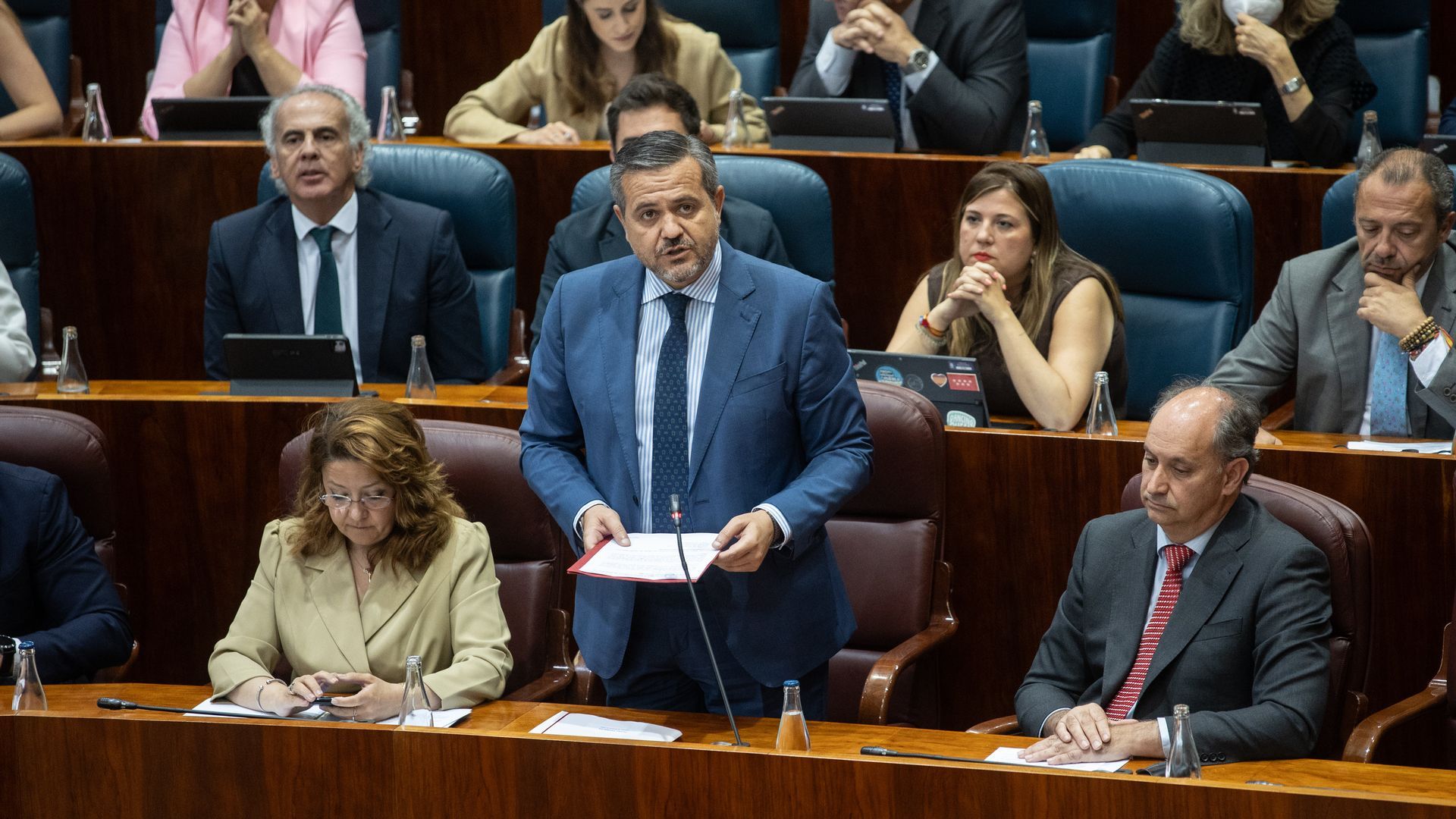 El consejero de Vivienda, Transportes e Infraestructuras de la Comunidad de Madrid, Jorge Rodrigo, interviene durante una sesión plenaria en la Asamblea de Madrid,